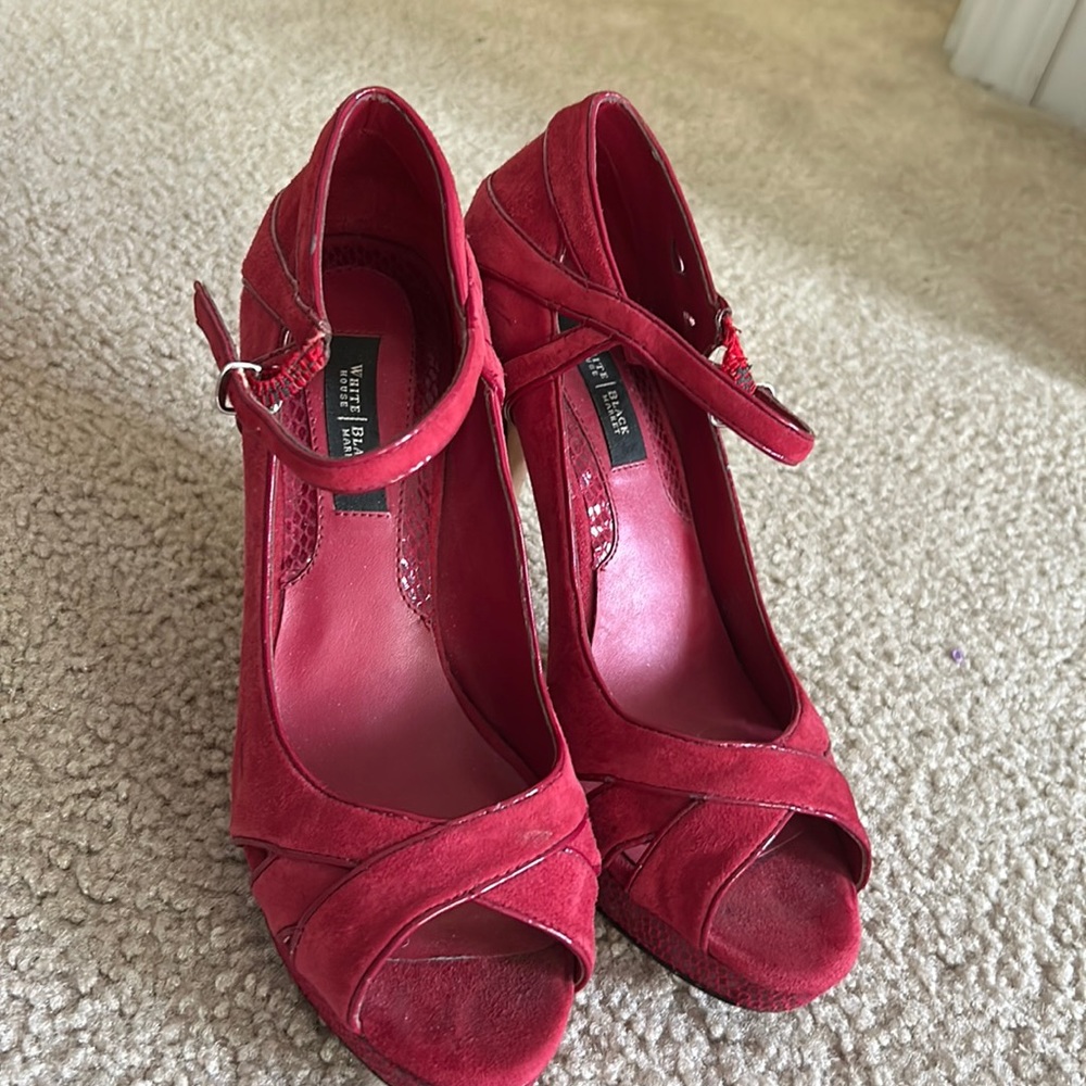 Red Pumps White House black market
